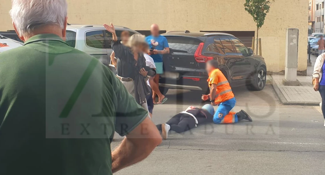 Herida una mujer al caer de su moto tras un accidente en Badajoz