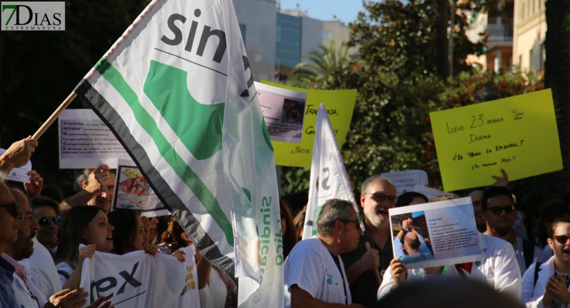 Médicos de Badajoz se concentran contra el nuevo Estatuto Marco: "Más que dinero, pedimos tiempo"