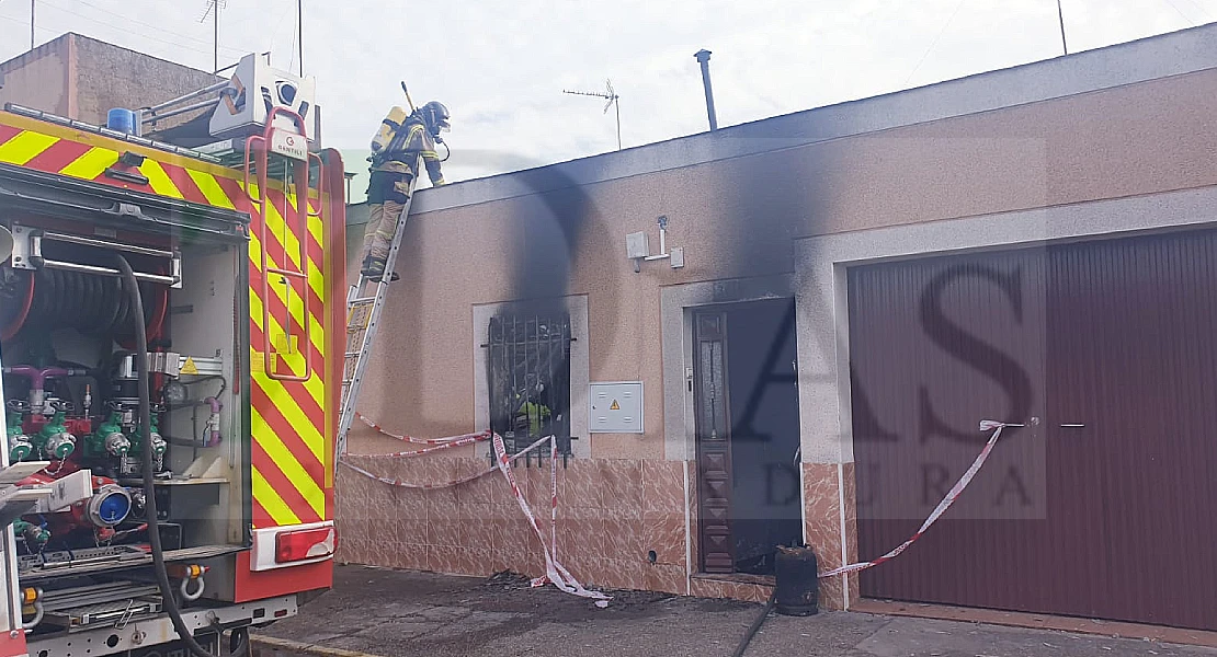 Incendio de San Roque: los bomberos trabajan en el desescombro de la casa colapsada