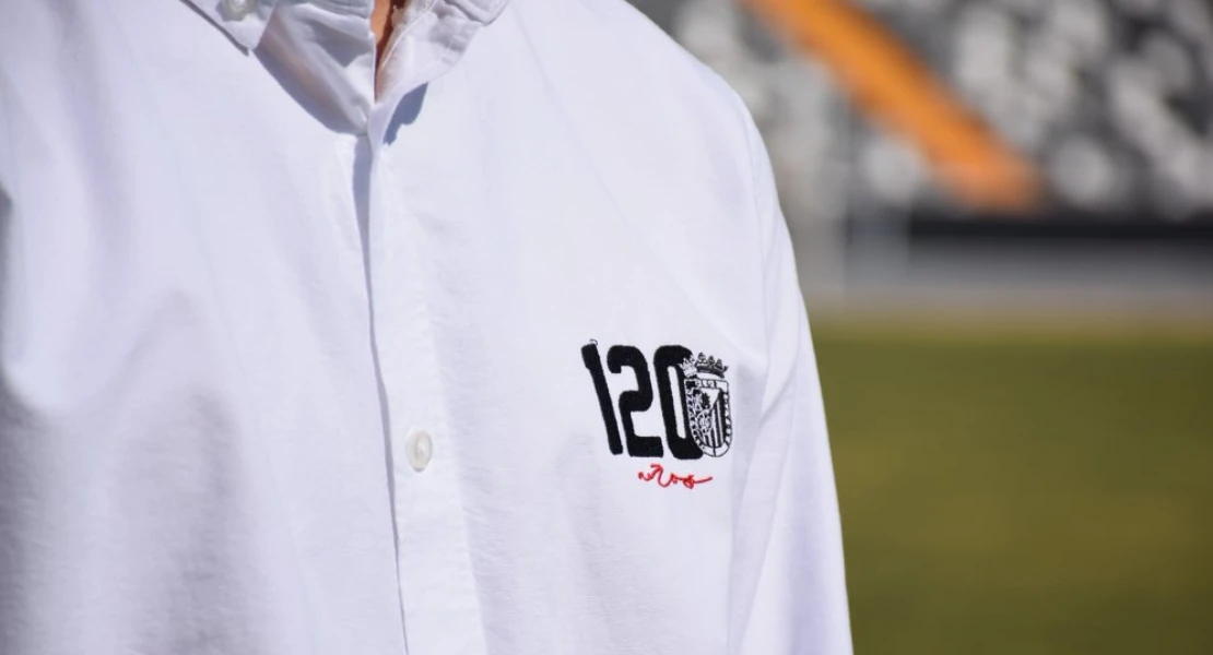 El CD Badajoz celebra 120 años de historia con una elegante camisa conmemorativa El CD Badajoz celebra 120 años de historia con una elegante camisa conmemorativa