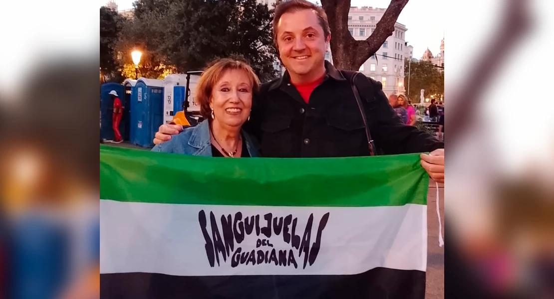Emotivo homenaje a una escritora extremeña durante el concierto de Sanguijuelas del Guadiana
