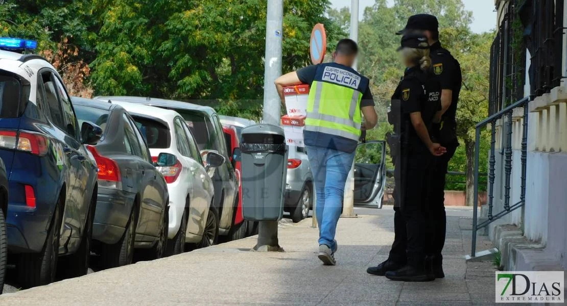 Registros de nuevo en el edificio donde encontraron el cadáver de la joven en Badajoz