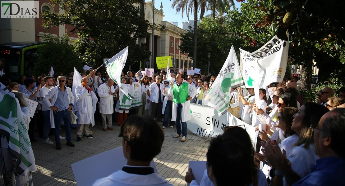 Médicos de Badajoz se concentran contra el nuevo Estatuto Marco: "Más que dinero, pedimos tiempo"