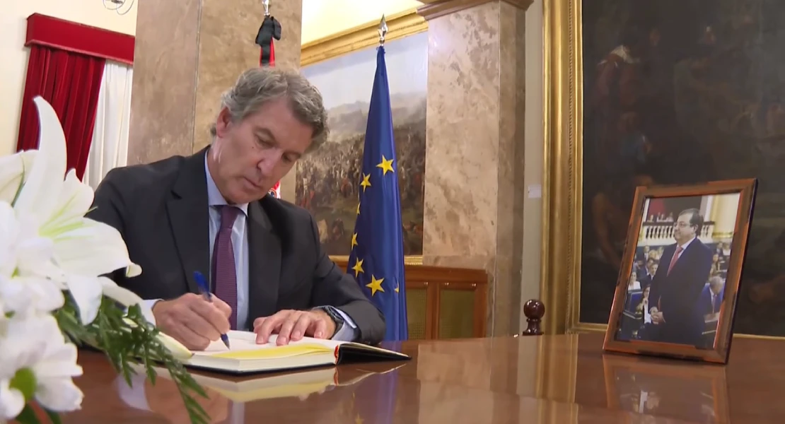 Feijóo plasma su firma en el libro de condolencias por la muerte de Guillermo Fernández Vara