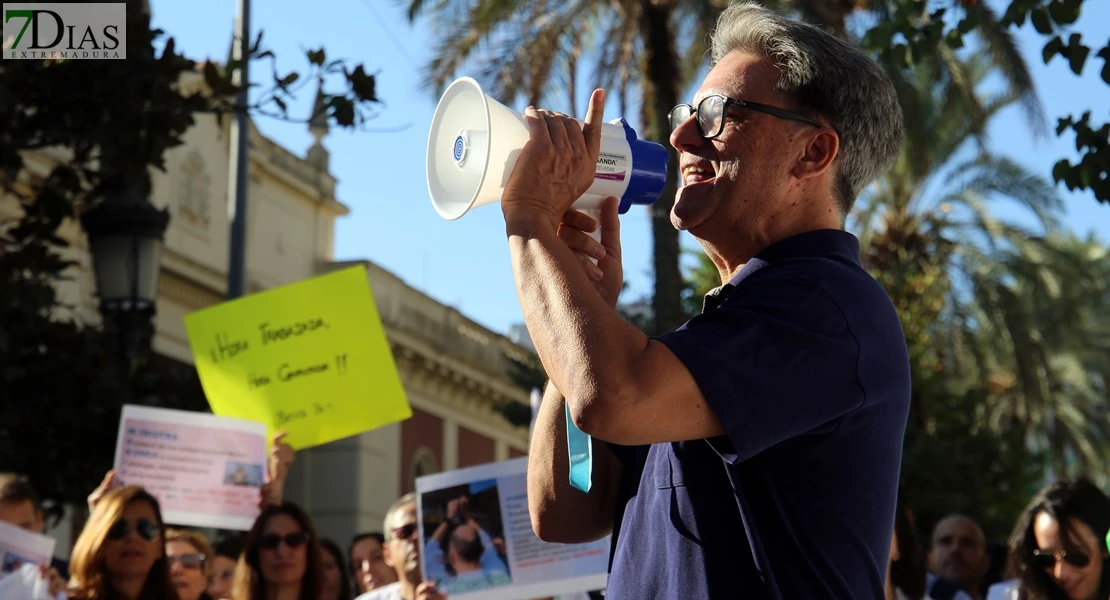 Médicos de Badajoz se concentran contra el nuevo Estatuto Marco: "Más que dinero, pedimos tiempo"