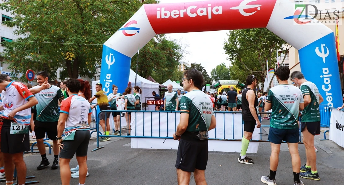 Imágenes del VIII Cross Solidario de la Guardia Civil en Badajoz