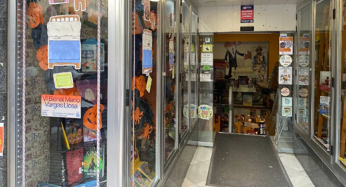 8 artistas llenan de arte las librerías de Extremadura con motivo de la VI Bienal Mario Vargas Llosa