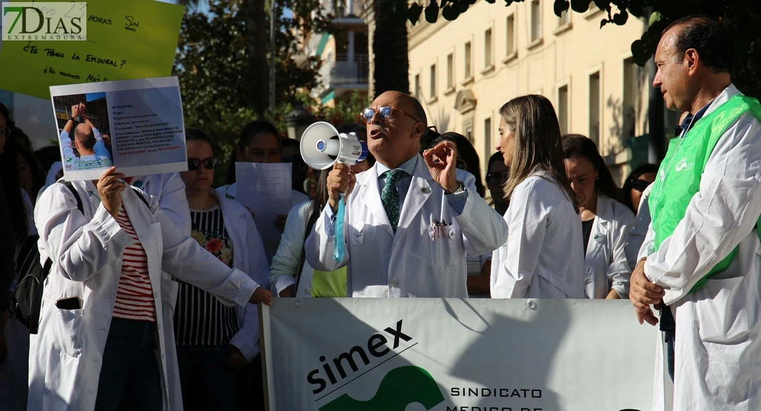 Médicos de Badajoz se concentran contra el nuevo Estatuto Marco: "Más que dinero, pedimos tiempo"