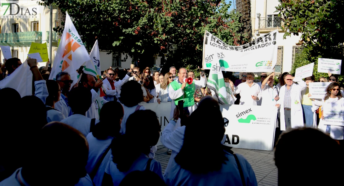 Médicos de Badajoz se concentran contra el nuevo Estatuto Marco: "Más que dinero, pedimos tiempo"