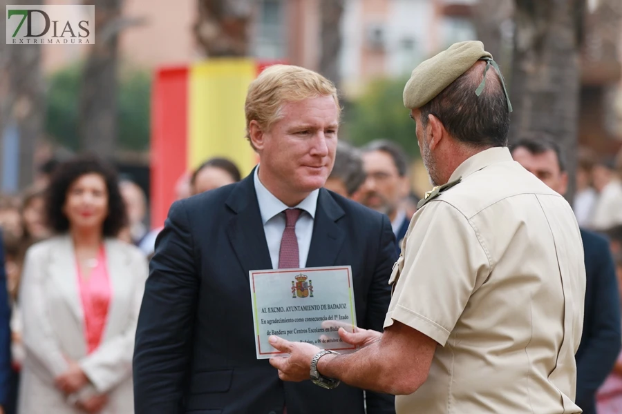 Izado de bandera por el Día de la Hispanidad en Badajoz