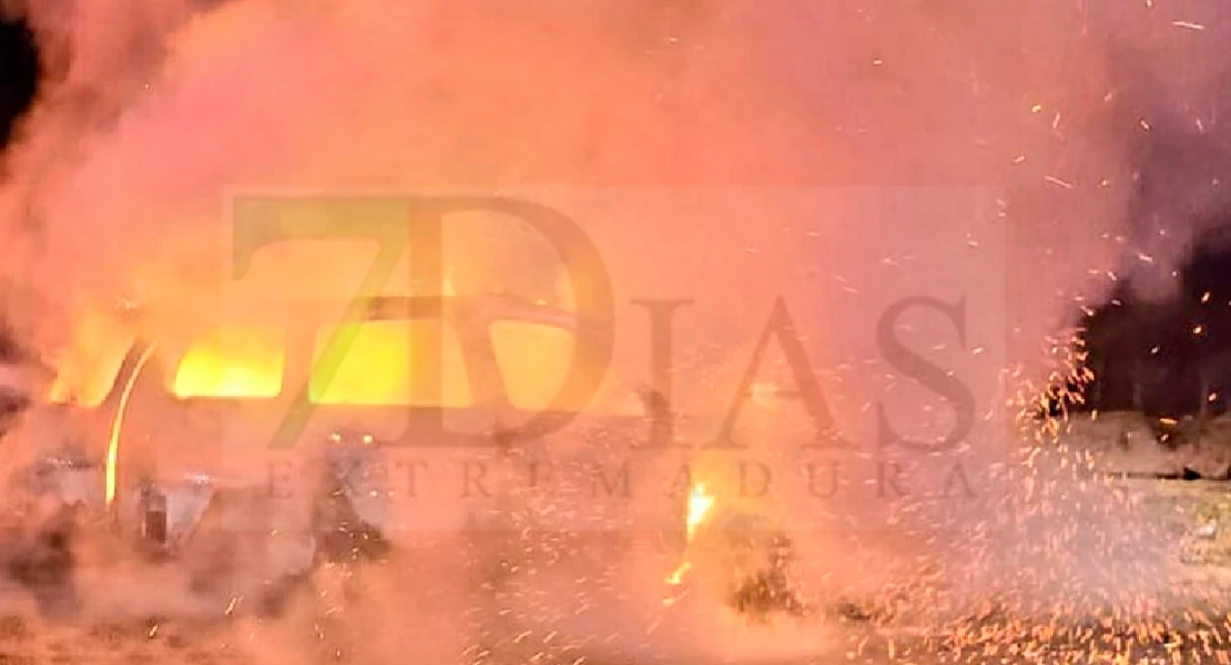 Otro coche calcinado en Badajoz: el fuego arrasa un vehículo en Los Colorines