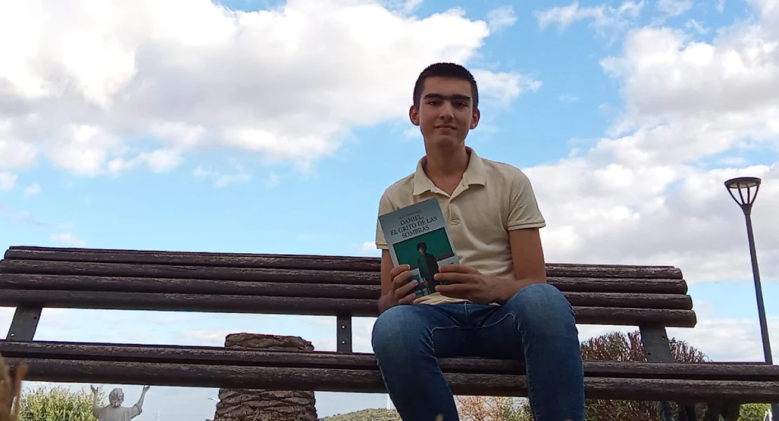 El joven extremeño Hugo Escribano presenta su primera novela contra el acoso escolar