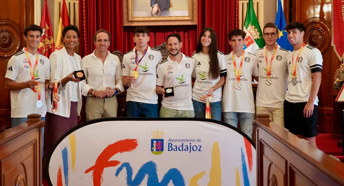 El Club Atletismo Badajoz, homenajeado en el Ayuntamiento por una temporada histórica