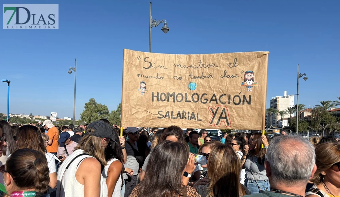 Miles de maestros acuden a la manifestación de Mérida