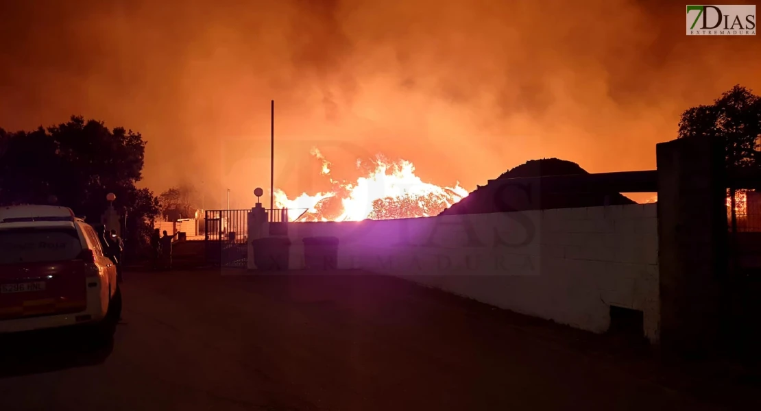 El incendio de San Vicente sigue activo y hay riesgo para otras naves