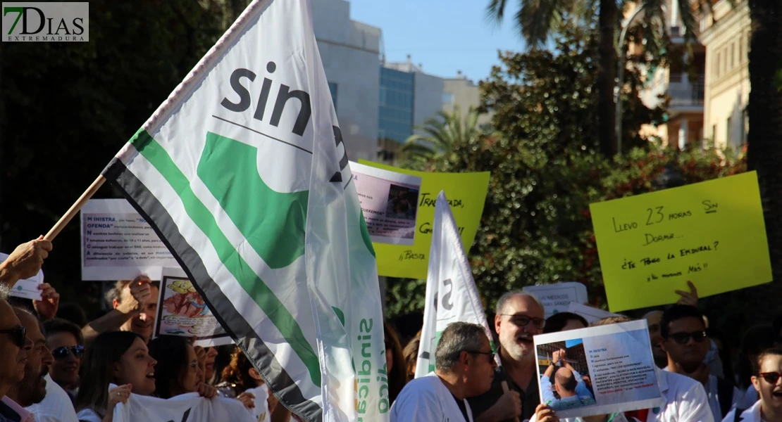 Médicos de Badajoz se concentran contra el nuevo Estatuto Marco: "Más que dinero, pedimos tiempo"
