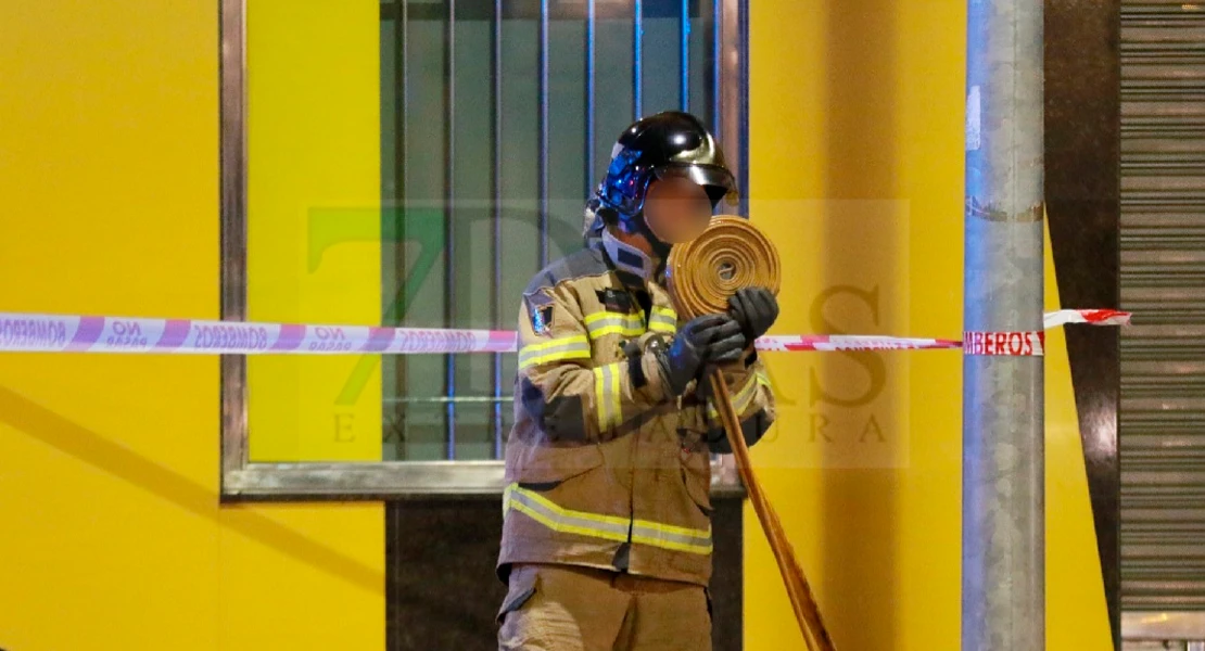 Intensa labor de los bomberos en el incendio de una vivienda en Badajoz