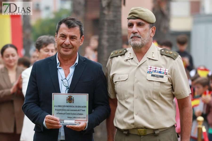Izado de bandera por el Día de la Hispanidad en Badajoz