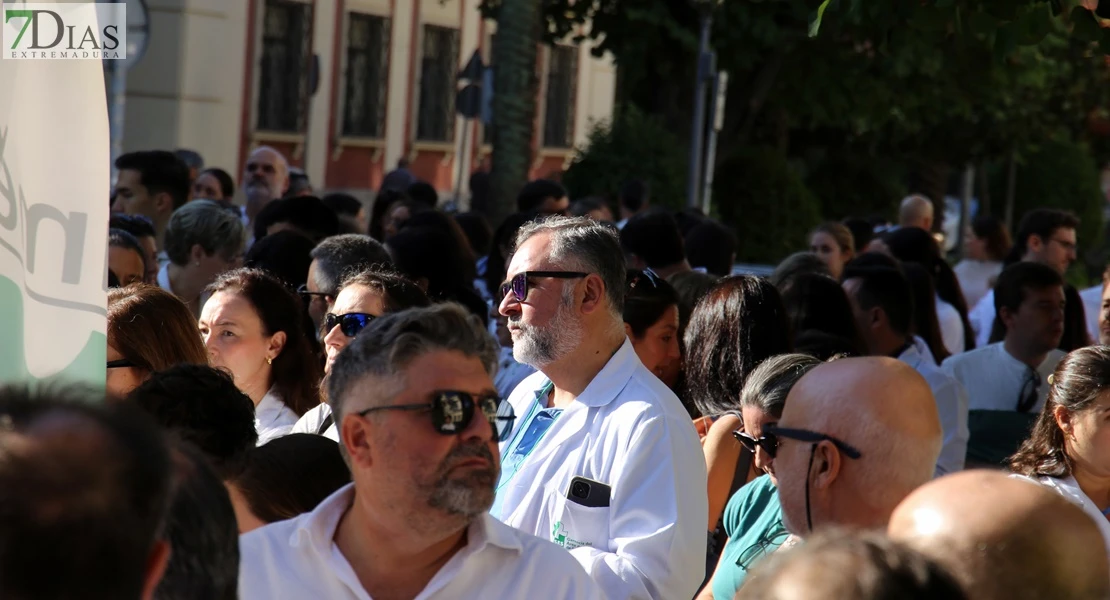 Médicos de Badajoz se concentran contra el nuevo Estatuto Marco: "Más que dinero, pedimos tiempo"