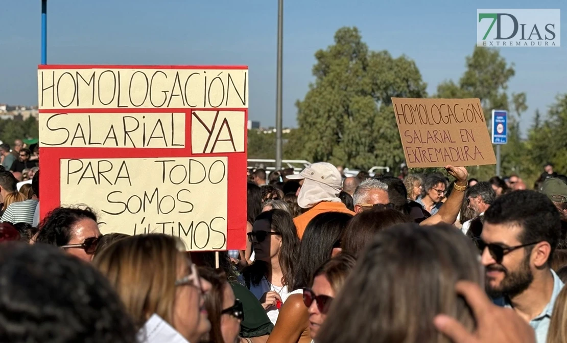 Miles de maestros acuden a la manifestación de Mérida