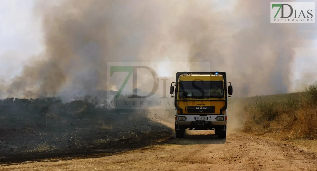 Incendio forestal entre Villafranco del Guadiana y Alvarado en el término municipal de Badajoz