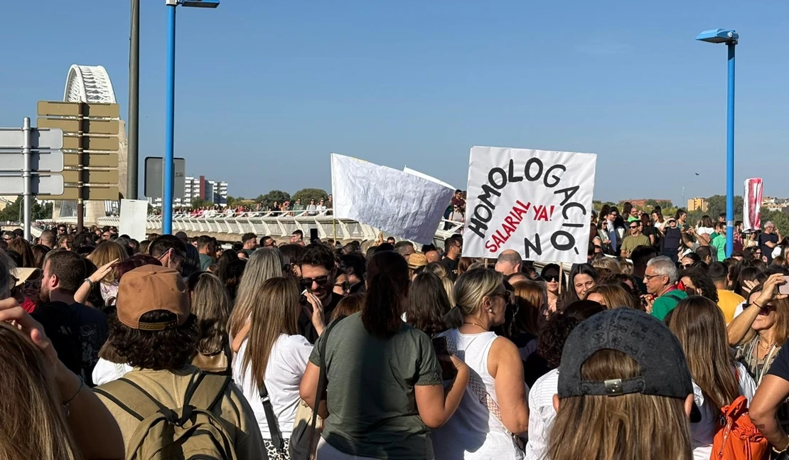 Miles de maestros acuden a la manifestación de Mérida