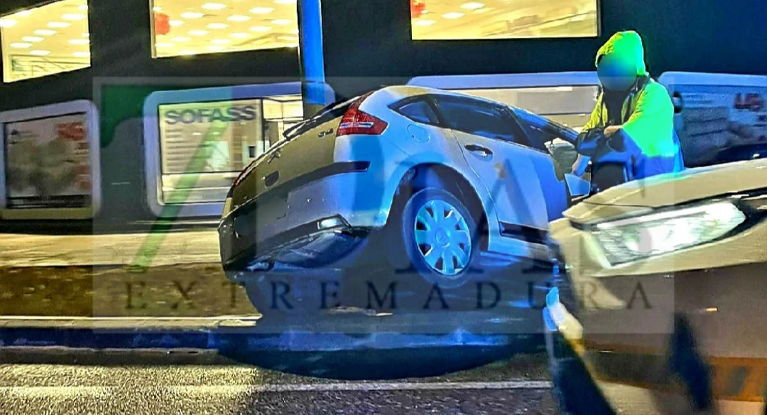Pierde el control de su vehículo y acaba empotrado en la cuneta en Badajoz Pierde el control de su vehículo y acaba empotrado en la cuneta en Badajoz