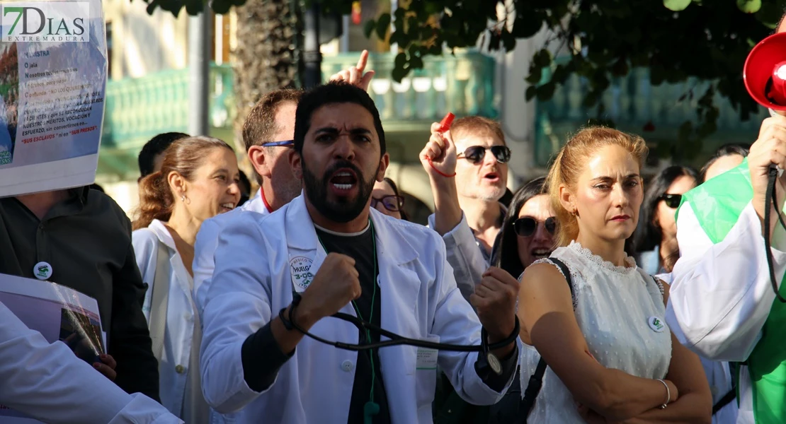 Médicos de Badajoz se concentran contra el nuevo Estatuto Marco: "Más que dinero, pedimos tiempo"