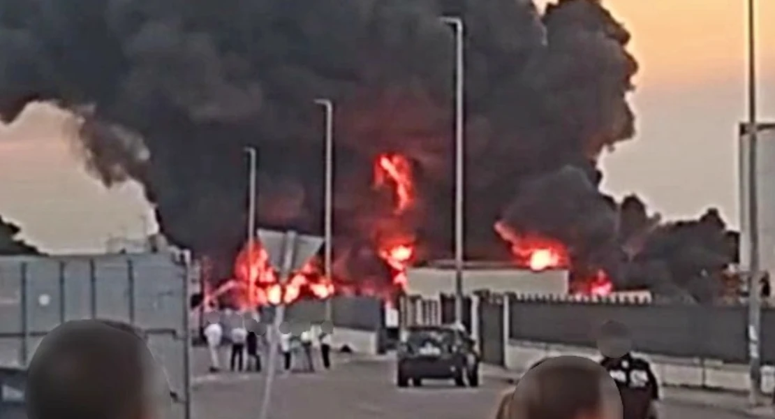 Un incendio en el polígono industrial de Don Benito alerta a los vecinos Un incendio en el polígono industrial de Don Benito alerta a los vecinos