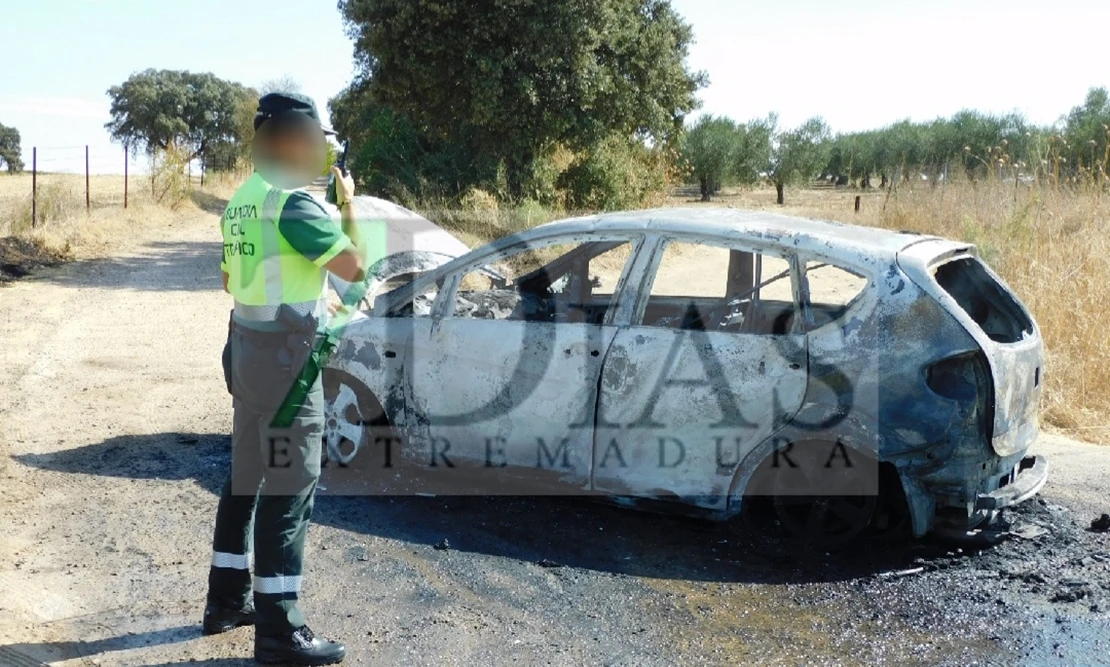 Arde un turismo mientras circulaba por la N-432
