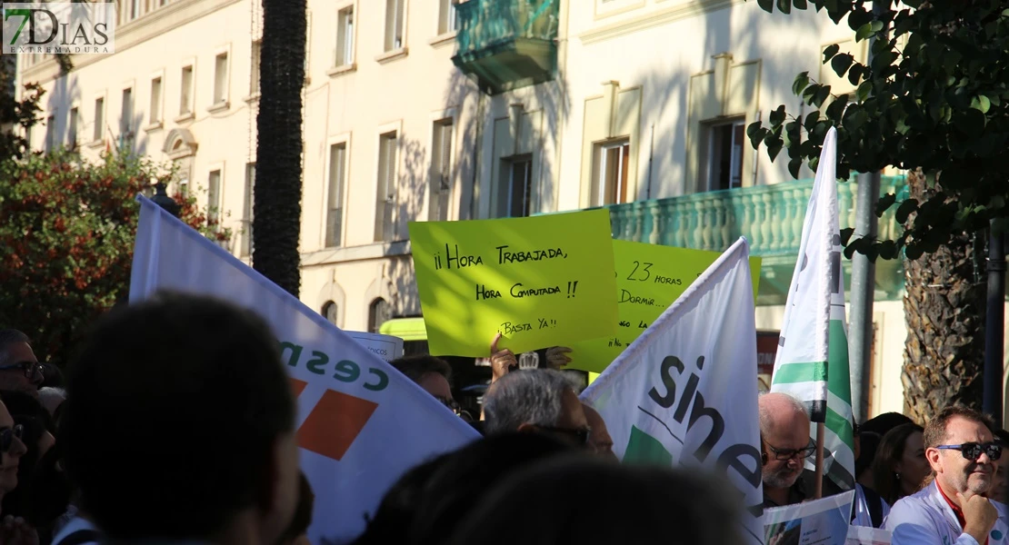 Médicos de Badajoz se concentran contra el nuevo Estatuto Marco: "Más que dinero, pedimos tiempo"