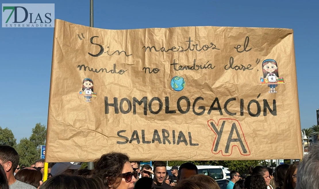 Miles de maestros acuden a la manifestación de Mérida