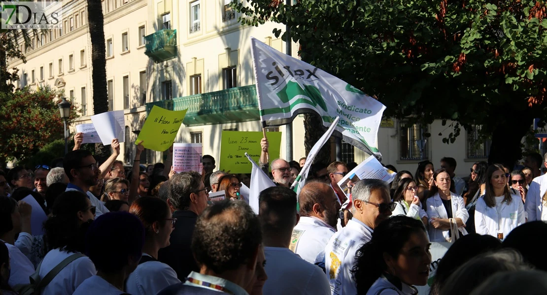 Médicos de Badajoz se concentran contra el nuevo Estatuto Marco: "Más que dinero, pedimos tiempo"