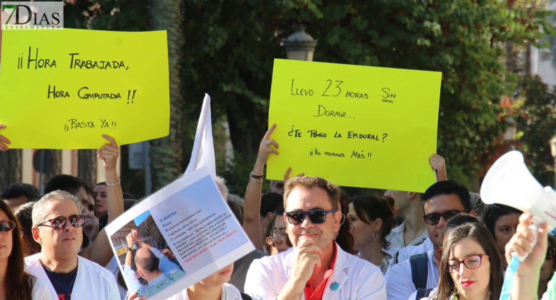 Médicos de Badajoz se concentran contra el nuevo Estatuto Marco: "Más que dinero, pedimos tiempo"