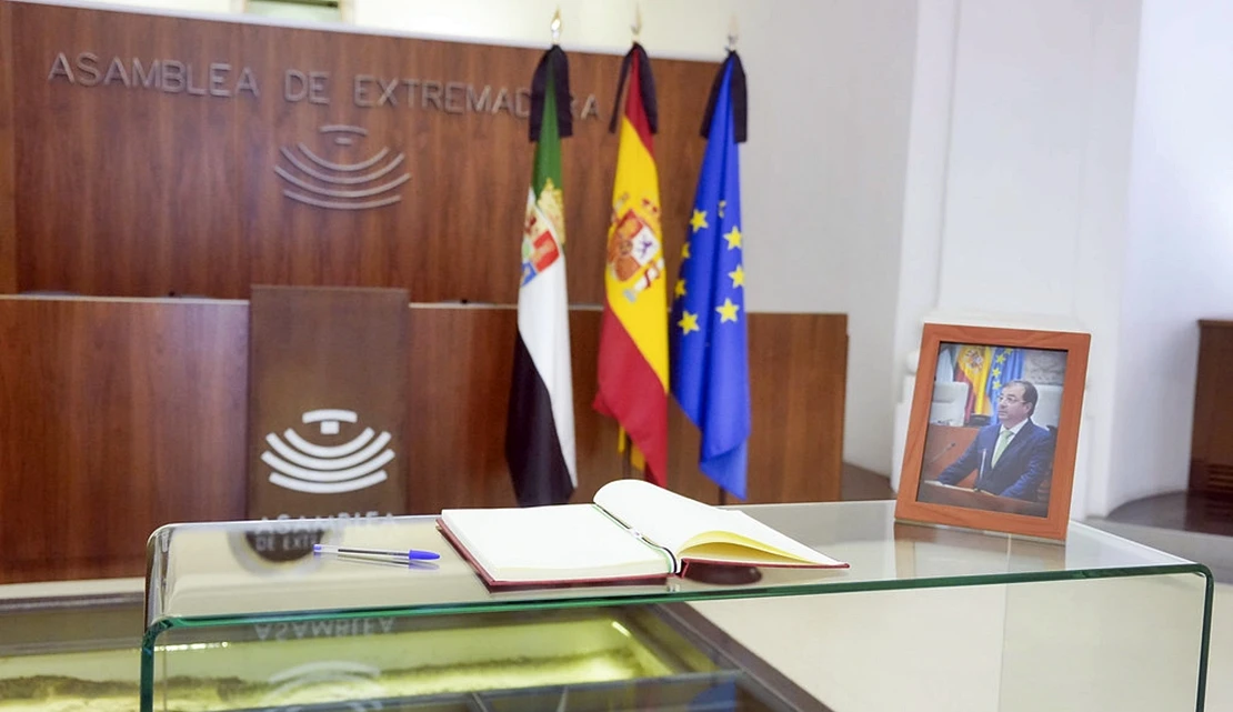 Abren en el Parlamento autonómico un libro de condolencias en memoria de Vara