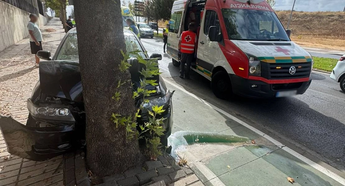 Choca contra un árbol a la altura del centro de salud de Valdepasillas