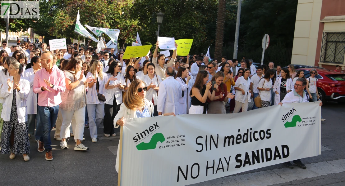 Médicos de Badajoz se concentran contra el nuevo Estatuto Marco: "Más que dinero, pedimos tiempo"