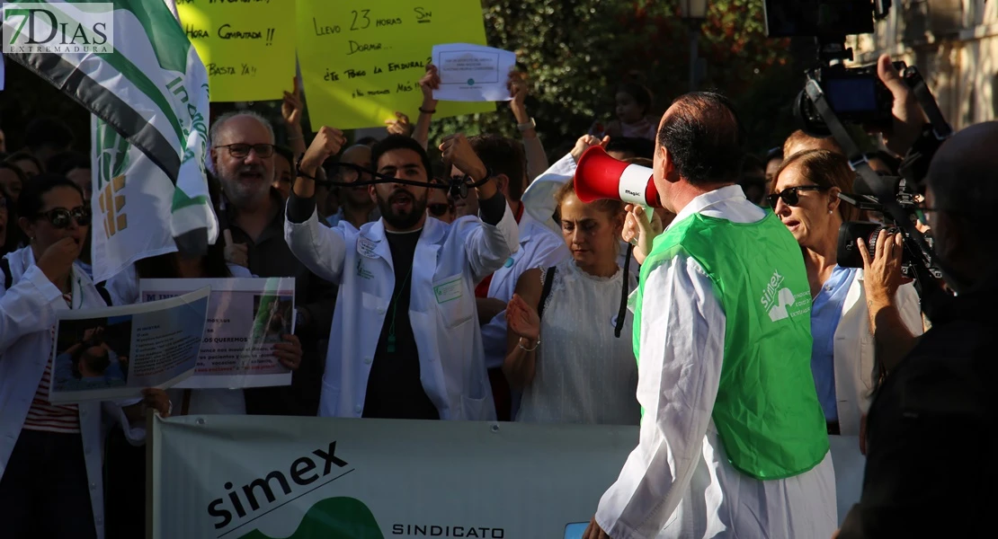 Médicos de Badajoz se concentran contra el nuevo Estatuto Marco: "Más que dinero, pedimos tiempo"