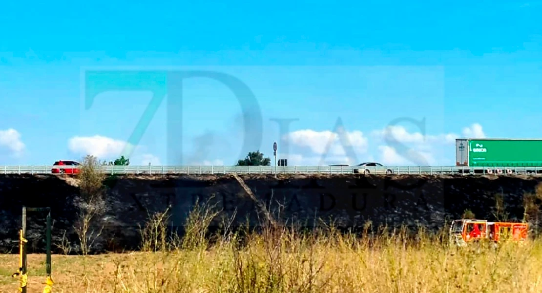 Un incendio junto a la A-5 moviliza a los bomberos en Badajoz