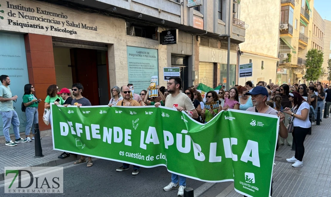 Miles de maestros acuden a la manifestación de Mérida