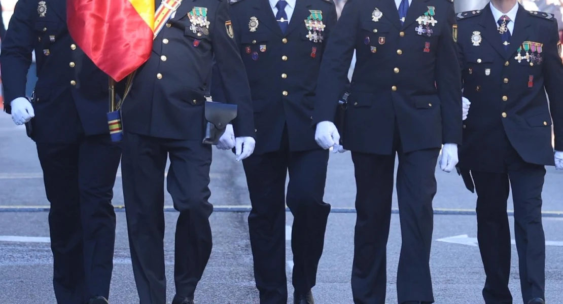 Varios agentes salvan la vida de un ciudadano en pleno acto del Día de la Policía