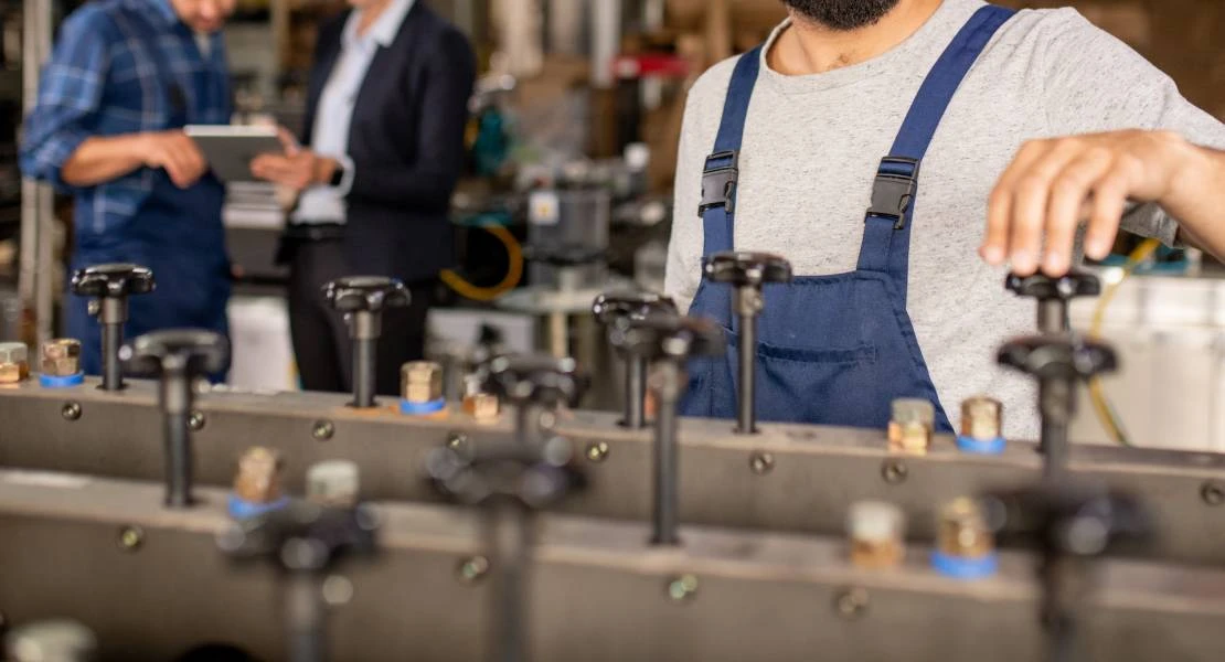 Lanzan ofertas de trabajo en dos fábricas con sueldos de 1.750 €