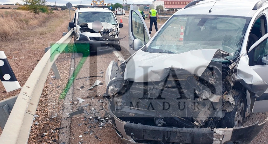 Cuatro heridos en un grave accidente frontal producido cerca de La Albuera (BA) Cuatro heridos en un grave accidente frontal producido cerca de La Albuera (BA)