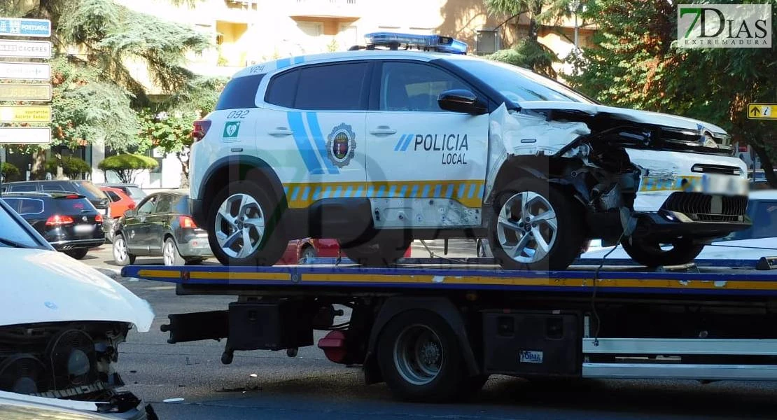 Un coche de la Policía Local sufre un accidente en Badajoz
