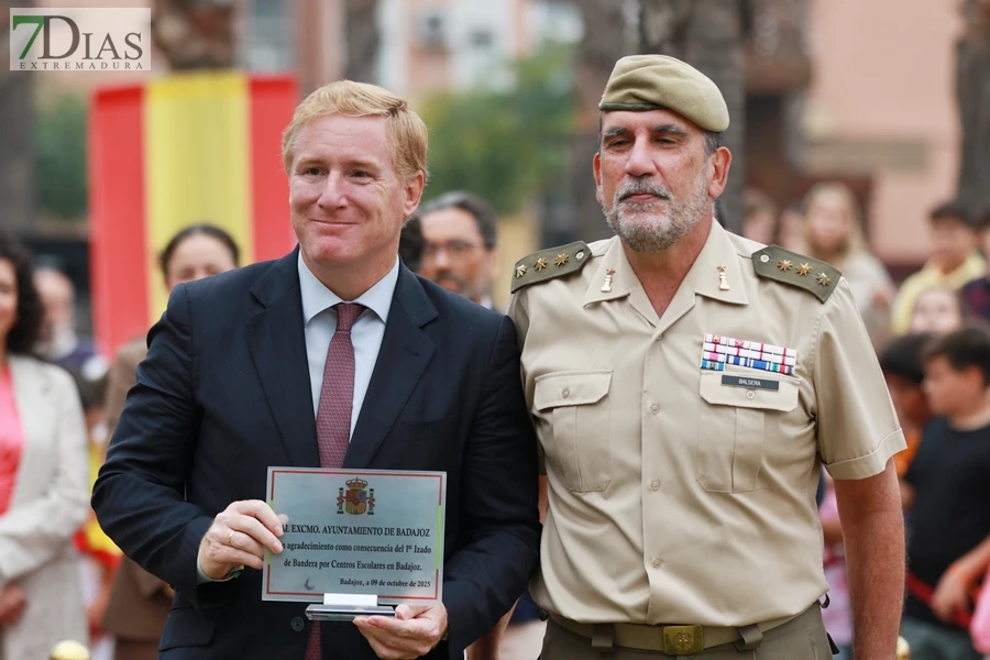 Izado de bandera por el Día de la Hispanidad en Badajoz