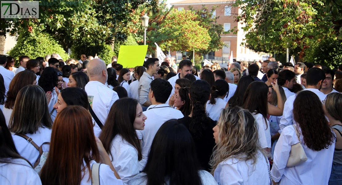 Médicos de Badajoz se concentran contra el nuevo Estatuto Marco: "Más que dinero, pedimos tiempo"