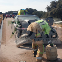 Un violento accidente en la carretera de Valverde de Leganés deja tres heridos