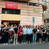 Badajoz se vuelca en la despedida a Guillermo Fernández Vara frente a la Casa del Pueblo