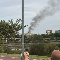 Una densa columna de humo sorprende a los vecinos de Badajoz