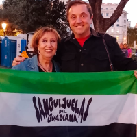 Emotivo homenaje a una escritora extremeña durante el concierto de Sanguijuelas del Guadiana
